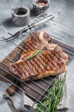 Baharatlı ızgarada ızgara biftek bifteği. Gri arka plan. Üst görünüm
