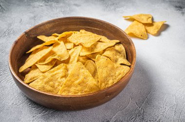 Tahta tabakta Meksika cipsi ve mısır cipsi. Beyaz arka plan. Üst görünüm