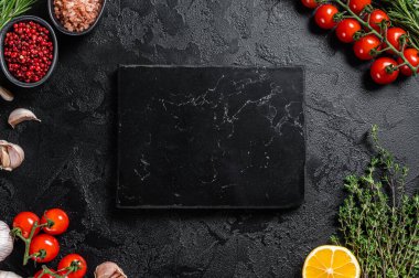 Pişirme malzemeleri ve eski ahşap masa üzerindeki boş kesim tahtası yemek pişirme ve sağlıklı beslenme arka planı. Siyah arka plan. Üst Manzara. Boşluğu kopyala