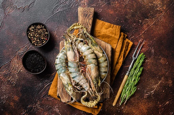 Whole Black tiger giant prawns shrimps in a skillet. Raw Seafood. Dark background. Top view — Stockfoto