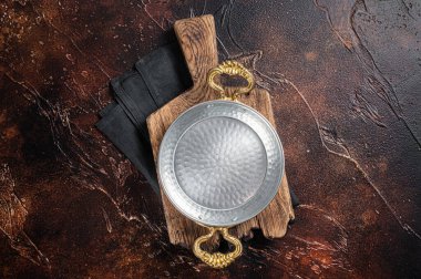 Kırsal masada boş demir kızartma tavası. Karanlık arka plan. Üst Manzara. Boşluğu kopyala