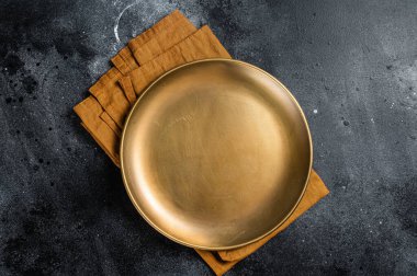 Yemek pişirme, sağlıklı beslenme geçmişi, masada boş metal tabak. Siyah arka plan. Üst Manzara. Boşluğu kopyala