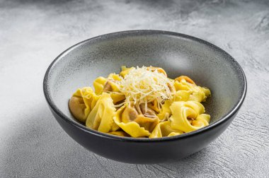 Mozzarella peyniri ve domatesli İtalyan usulü makarna. Beyaz arka plan. Üst görünüm