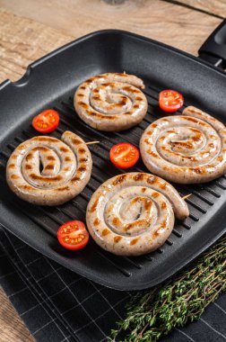 Baharatlı ızgara tavada kızartılmış et sosisi. Ahşap arka plan. Üst görünüm