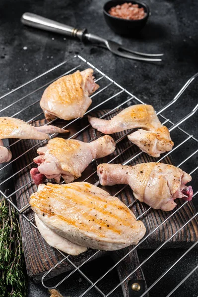 BBQ ızgara tavuk eti parçaları - but, göğüs filetosu, kanat, but. Siyah arka plan. Üst görünüm