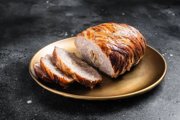 Roasted bacon wrapped meatloaf, sliced mince meat loaf. Black background. Top view — Stock Photo, Image