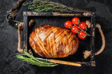 Kızarmış pastırmalı rulo köfte, tepside otlu rulo köfte. Siyah arka plan. Üst görünüm