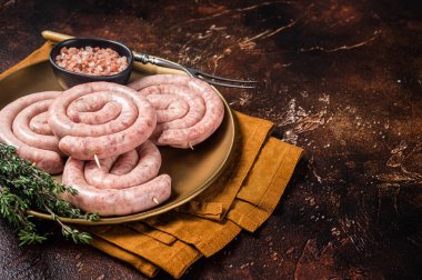 Çiğ domuz sosisi, pişmemiş sosis. Karanlık arka plan. Üst Manzara. Boşluğu kopyala