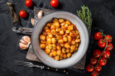 Domates soslu ve kekikli Gnocchi patatesli makarna. Siyah arka plan. Üst görünüm