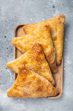 Samosa, Samsa eti dolgulu oryantal turta. Gri arka plan. Üst görünüm