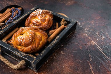 Tarçınlı çörek ya da rulo, İsveç Kanelbullar. Karanlık arka plan. Üst Manzara. Boşluğu kopyala