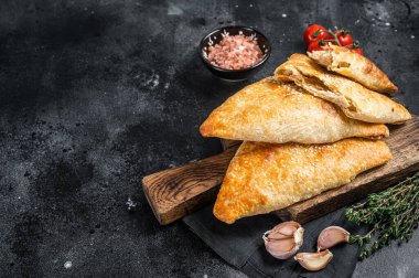 Özbek ve Orta Asya samsası, samosa turtaları. Siyah arka plan. Üst Manzara. Boşluğu kopyala