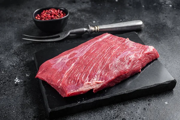 最高の選択の側面ステーキ、ハーブと大理石のボード上の生の牛肉の肉。黒の背景。トップ表示 — ストック写真