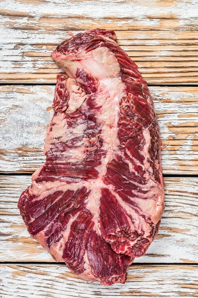 Řezníci si vyberou steak Onglet Visící Tender hovězí maso na řezací desce. Bílé dřevěné pozadí. Pohled nahoru — Stock fotografie
