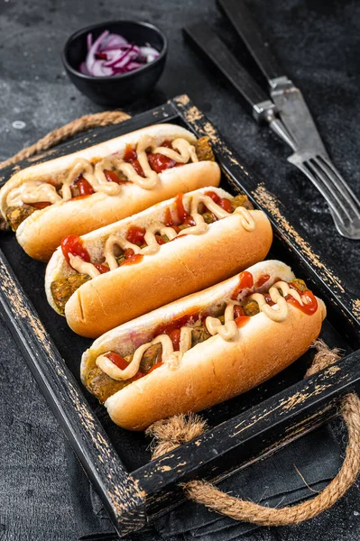 Vegan hot-dog με διάφορα toppings και αλλαντικά χωρίς κρέας Vegetarian. Μαύρο φόντο. Άνω όψη — Φωτογραφία Αρχείου