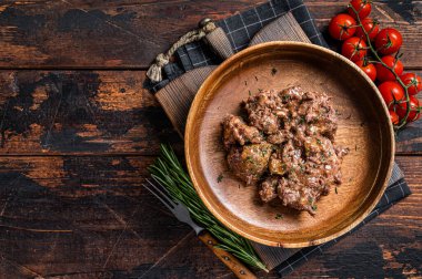 Ahşap tabakta haşlanmış et. Karanlık ahşap arka plan. Üst Manzara. Boşluğu kopyala