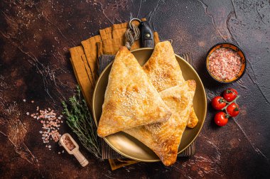 Tavuk ve peynirli Samsa, samosa oryantal turta. Karanlık arka plan. Üst görünüm
