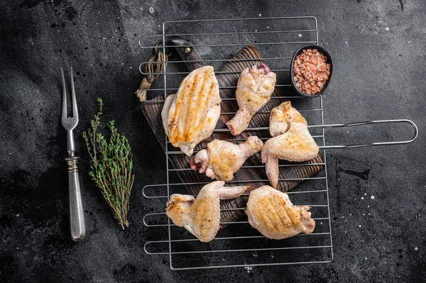BBQ gegrilde kip vlees delen - drumstick, borstfilet, vleugel, dij. Zwarte achtergrond. Bovenaanzicht — Stockfoto