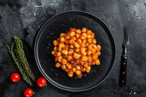 Порція італійської картоплі Gnocchi pasta з томатним соусом. Чорний фон. Краєвид — стокове фото