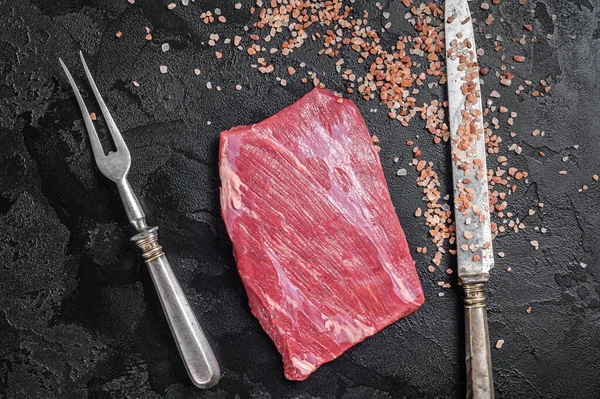 調理されていない生のフラップキッチンテーブルの牛肉肉ステーキ。黒の背景。トップ表示 — ストック写真