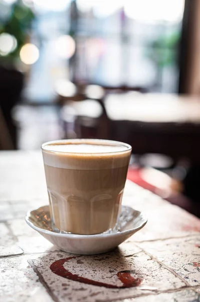 Latte vit kaffekopp med hjärtformskonst i caféet. Ovanifrån — Stockfoto