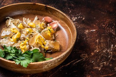 Tabakta hardallı tavuk eti. Karanlık arka plan. Üst Manzara. Boşluğu kopyala