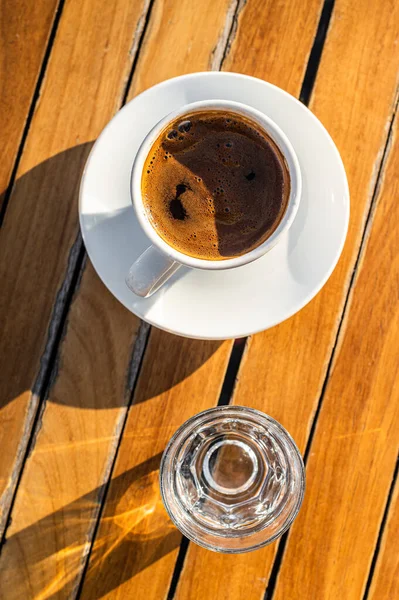 En kopp turkiskt kaffe på caféet. Trä bakgrund. Ovanifrån — Stockfoto