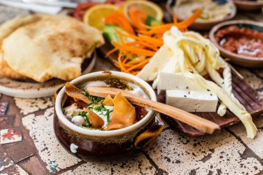 Türk Köy Kahvaltısı 'nda yoğurt soslu nohut. Üst görünüm