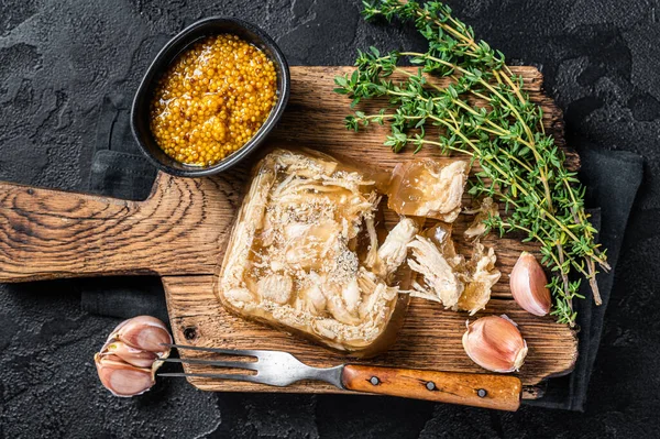 Ahşap tahtada tavuk eti olan bir Latin. Siyah arka plan. Üst görünüm