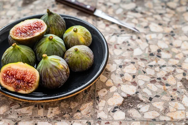 Sweet Organic Green Figs on a plate. Top view. Gray background. Copy space — Stock Photo, Image