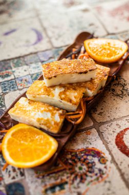 Tabakta otlarla ızgara Halloumi peyniri. Üst görünüm