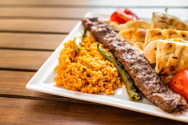 Tradiční turecká Adana kebab nebo kebap masová strava s marinovanou paprikou, chlebem a rýžovým pilaf. Horní pohled. Kopírovat prostor — Stock fotografie