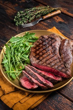 Biftekli biftek ve salatalı barbekü yemeği. Ahşap arka plan. Üst görünüm