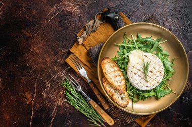 Kızarmış peynirli salata, roka, tost ve biberiye. Karanlık arka plan. Üst Manzara. Boşluğu kopyala