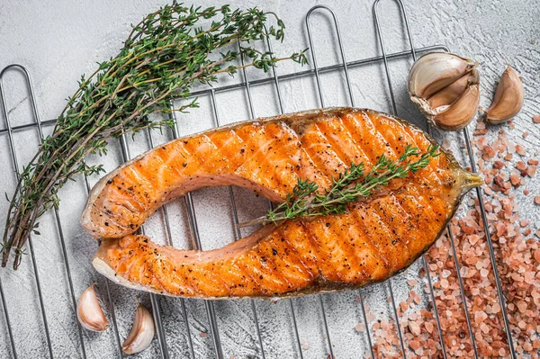 Grillezett lazac steak egy grillen kakukkfűvel és rózsaszín sóval. Fehér háttér. Felülnézet — Stock Fotó