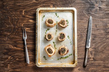 Pişirme kabında kavrulmuş kemik iliği. Ahşap arka plan. Üst görünüm