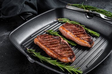 Izgara sığır filetosu bifteği ya da Brezilya usulü Picana usulü ızgara et. Siyah arka plan. Üst görünüm.