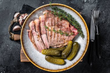 Barbekü yemeği, pirzola, pirzola. Siyah arka plan. Üst görünüm.