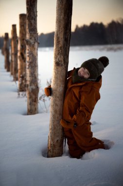 Kış manzarasında küçük bir çocuk.