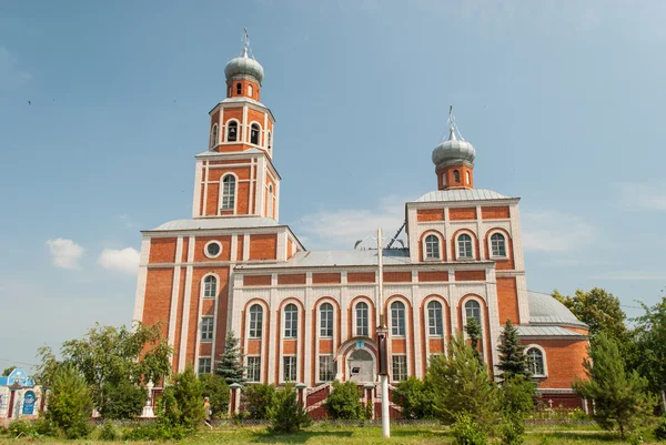 Ortodoksinen kirkko aurinkoisena päivänä Volzhskissä — kuvapankkivalokuva