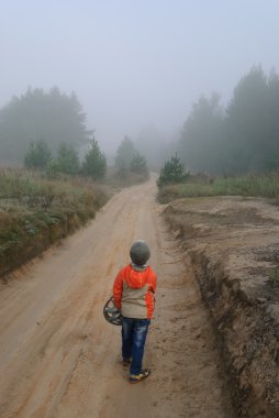 de yol sisli ormanın yürüyüş çocuk
