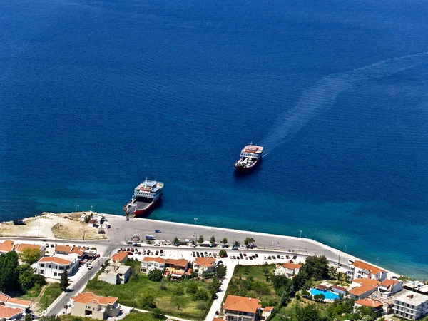 ギリシャの島の港、空撮にフェリーボート — ストック写真