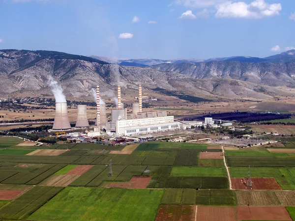 Vista aérea de uma central eléctrica de combustíveis fósseis — Fotografia de Stock