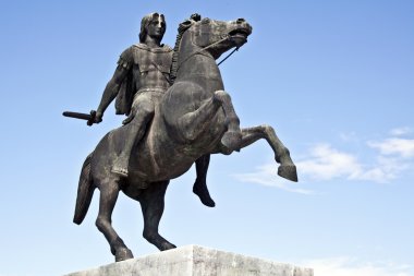 Kral heykeli Büyük İskender.