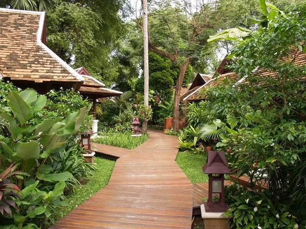Passerella in legno e bungalow in Thailandia — Foto Stock