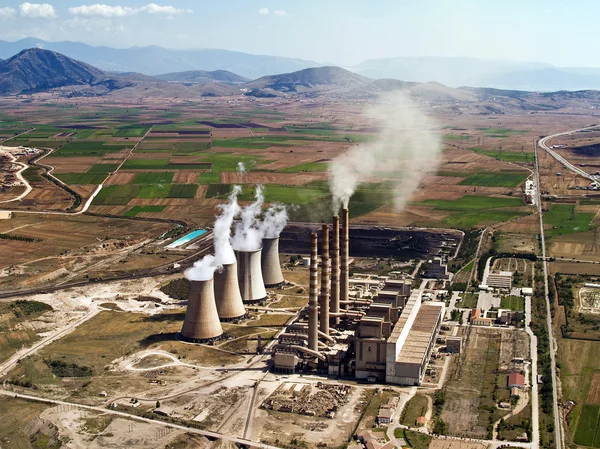 Kraftwerk mit fossilen Brennstoffen in Betrieb, Luftaufnahme Stockfoto