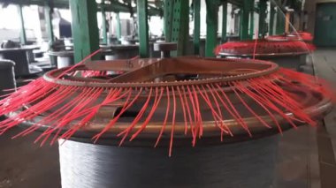 Dnipro, Dnepropetrovsk / Ukrayna - 10 / 15 / 2021: Metal işleme ekipmanları. Kablo fabrikası. Kablo çizim makinesi. Üretim tesisi.