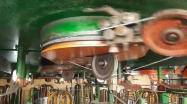 Dnipro, Dnepropetrovsk / Ukrayna - 10 / 15 / 2021: Metal işleme ekipmanları. Kablo fabrikası. Kablo çizim makinesi. Üretim tesisi.