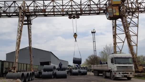 Zhovti Vody Dnepropetrovsk Ukraine 2021年10月15日 Gantry Crane 甘特莱起重机将货物装上卡车 — 图库视频影像