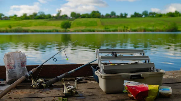 Zheltoe Köyü, Dnipropetrovsk bölgesi, Ukrayna - 01 Mayıs 2021: Gölde oltayla balık tutmak. Balık oltası. Sahilde balık avlıyoruz..